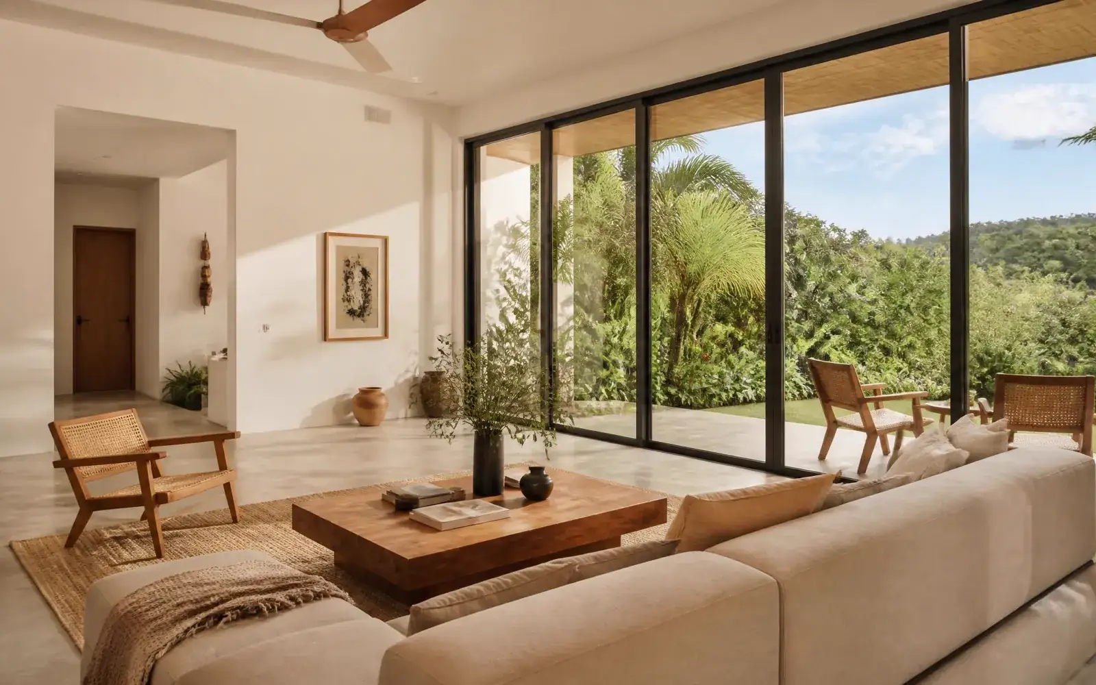 Residencia costarricense rodeada de vegetación