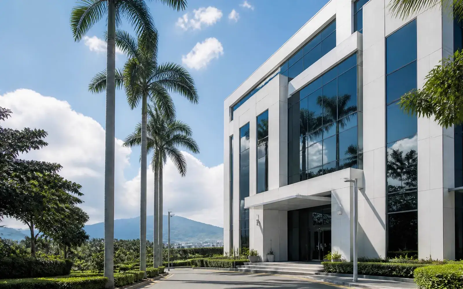 Casa moderna en Costa Rica al atardecer